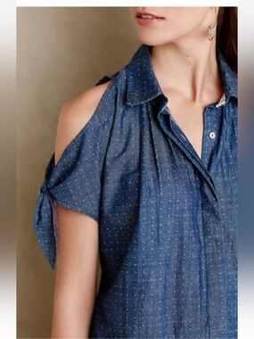 ANTHROPOLOGIE HOLDING HORSES COLD SHOULDER CHAMBRAY DENIM BUTTON TOP Sz 12
